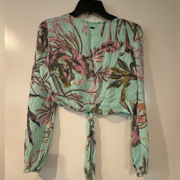 O’Neill Long Sleeve Crop top 🌟 Host Pick - Picture 2 of 6